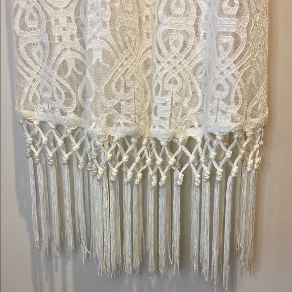 Francesca White Lace Sleeveless Top with Fringe - Picture 4 of 5
